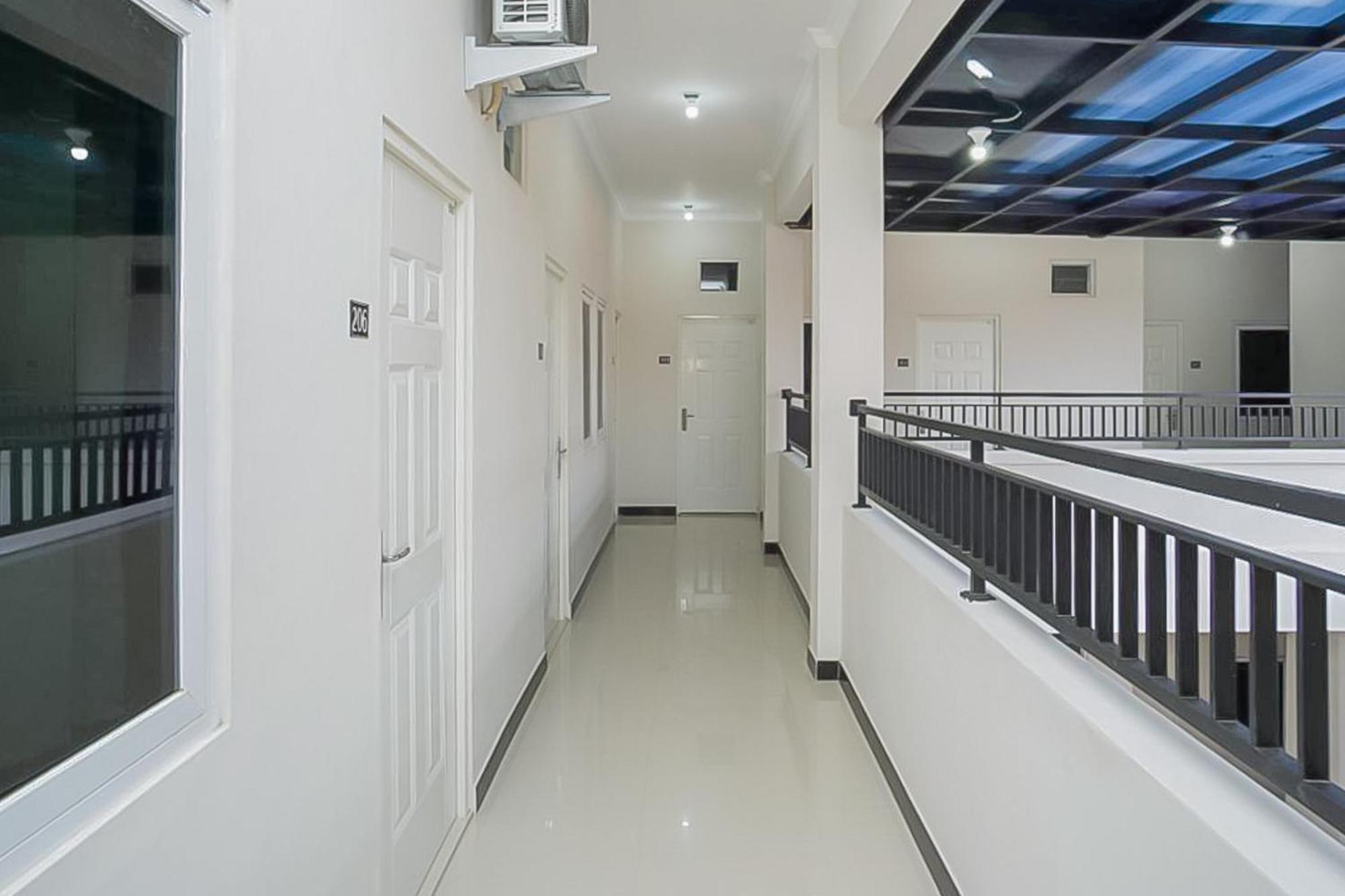 Waringin Guest House Tegal Mitra Reddoorz エクステリア 写真